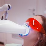 SBIANCAMENTO DENTALE CON LAMPADA E PEROSSIDO DI IDROGENO | Dentisti Parma Akos Dental Care: il giusto Sorriso in tempi rapidi e con trattamento indolore