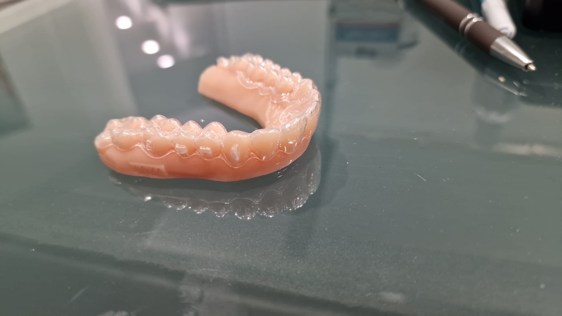 Allineatore dentale trasparente e invisibile: c'è ma non si vede | AKOS Centro Odontoiatrico Dental Care Parma Fiorenzuola Piacenza Fidenza Cremona